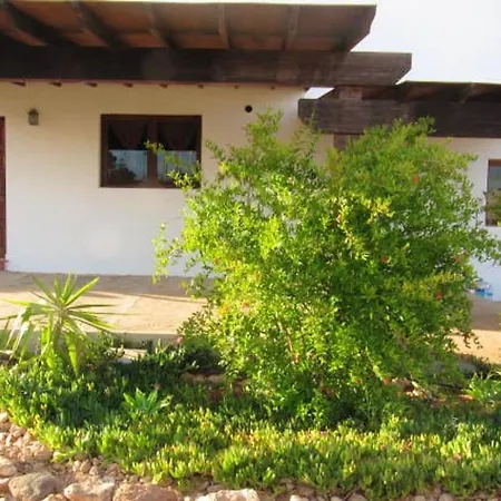 Charming House In Triquivijate With Garden Дом отдыха *